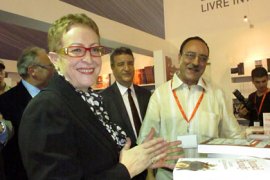وزيرة الثقافة الجزائرية تتجول في معرض الكتاب