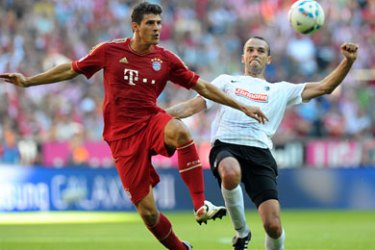 ف-Bayern Munich's striker Mario Gomez (L)