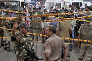 r_Police cordon off the site of a bomb blast outside the High Court in New Delhi September 7, 2011. A powerful bomb placed in a briefcase outside the High Court in New Delhi