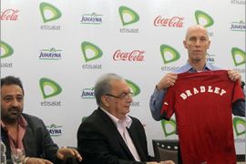 American Bob Bradley (R) the new coach of Egyptian national football team, holds his jersey during a press conference with head of the Egyptian football federation Samer Zaher (C) and Magdey Abdelghany (L) member of the football federation in the headquarters in Cairo on September on 24, 2011. AFP PHOTO/KHALED DESOUKI