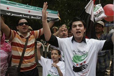سوريون يتظاهرون أمام سفارتهم بالقاهرة