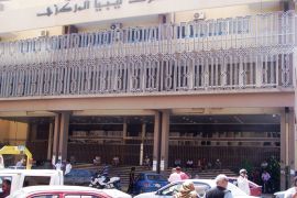 فرع مصرف ليبيا المركزي في بنغازي،والتعليق كالتالي: مسؤول في المركزي الليبي قال إن هناك توجه لخفض سعر الدولار( الجزيرة نت).