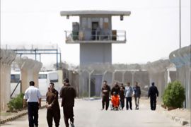 r_Inmates are seen at Nassiriya prison in the city of Nassiriya, about 300 km (185 miles) southeast of Baghdad September 6, 2011.