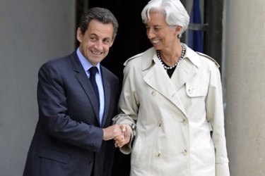 French president Nicolas Sarkozy (C) shakes hands with International Monetary Fund Managing Director Christine Lagarde after a meeting on October 8, 2011 at the Elysee Palace in Paris. AFP PHOTO MIGUEL MEDINA