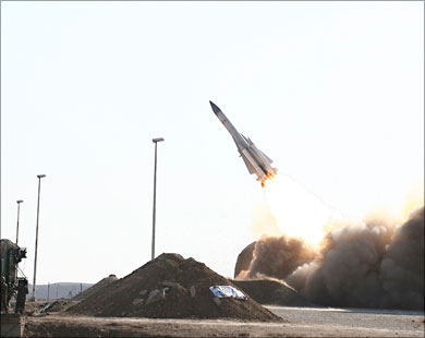 صاروخ إيراني مضاد للطائرات من طراز أس 200 (رويترز)