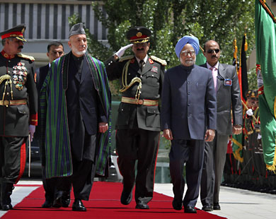 Afghanistan's President Hamid Karzai (2nd L) inspects the honor guards with India's Prime Minister Manmohan Singh (2nd R) at the presidential palace in Kabul May 12, 2011