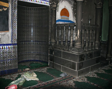 مسجد طوبا من الداخل بعد تعرضه للحرق (الجزيرة نت)