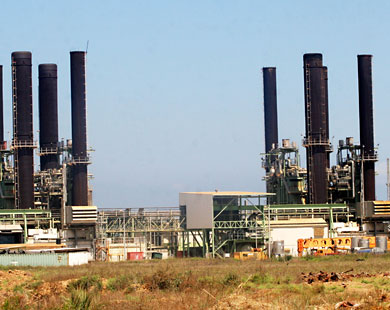 محطة توليد كهرباء غزة تمد القطاع بـ25% فقط من حاجات السكان (الجزيرة نت)