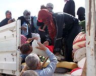 لحظة وصول عائلات جديدة من تاورغا إلى بنغازي على متن شاحنة نقل (الجزيرة نت)