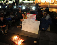 المحتجون واصلوا احتجاجاتهم عبر إضاءة الشموع في واشنطن (الفرنسية)