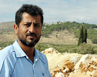 حسين: المستوطنون لم يكتفوا بالاعتداء على الفلسطينيين بل قلعوا أكثر من خمسين شجرة زيتون (الجزيرة نت)