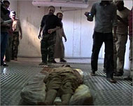 مئات الليبيين شاهدوا القذافي مسجى في مصراتة (الجزيرة)