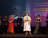 سونيا غويديس تتسلم جائزة أفضل ممثلة في مسابقة آفاق جديدة (الجزيرة نت)