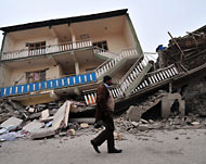 الزلزال تسبب في مقتل المئات وأحدث دمارا هائلا (الفرنسية)