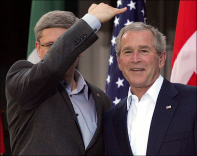 بوش (يمين) أثناء زيارة لكندا 2008 صحبة رئيس الوزراء ستيفن هاربر (الفرنسية-أرشيف)