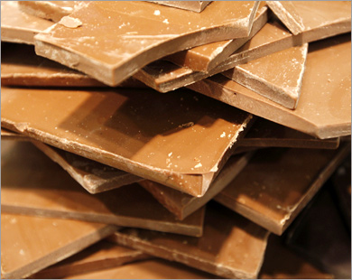 من فوائد الشوكولاتة تقليل ضغط الدم (رويترز)