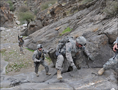جنود أميركيون في جبال ولاية نورستان (الفرنسية-أرشيف)