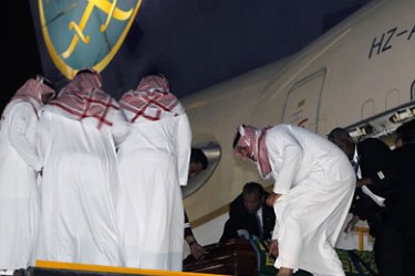 r_The sons of Saudi Crown prince, Sultan bin Abdulaziz al-Saud, who died in America on Saturday, bring his body down from an airplane at Riyadh Military Air Base in Saudi Arabia