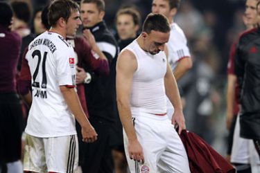 ف-Bayern Munich's French midfielder Franck Ribery (R) and Bayern Munich's defender Philipp Lahm react