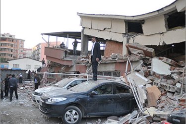 epa02978267 Residents try to salvage people from a collapsed building after after a powerful earthquake rocked eastern Turkey, in Van, on 23 October 2011. More than 1,000 people were likely to have been killed in an earthquake as powerful as the one that struck 23 October