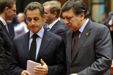 European Commission President Jose Manuel Barroso (R) chats with French President Nicolas Sarkozy during a tour-de-table before the European Council