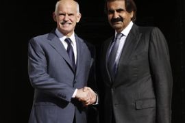r_Greece's Prime Minister George Papandreou (L) welcomes Qatar's Emir Sheikh Hamad bin Khalifa Al-Thani in Athens October 1, 2011