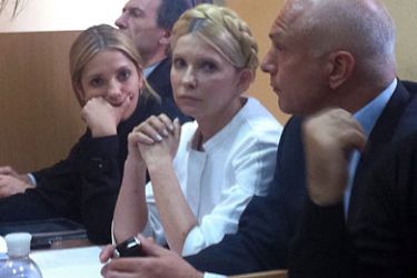 epa02961464 (FILE) A file photo dated 30 September 2011 of former Ukrainian Prime Minister Yulia Tymoshenko (C) with her lawyers attending a Kiev City districts court session in Kiev,