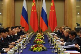 Russia's Prime Minister Vladimir Putin (3rd R) and China's Premier Wen Jiabao (4th L) hold a meeting at the Great Hall of the People in Beijing October 11, 2011.