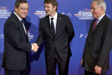France Finance minister Francois Baroin (C) shakes hands with Italian central bank governor Mario Draghi (L) eyed by French central bank governor Christian Noyer on October 14, 2011 at the "Cite de L'Architecture" in Paris, prior to a working dinner, on the first day of the G20 meeting of Finance Ministers and Central Bank Governors. AFP PHOTO POOL FRED DUFOUR