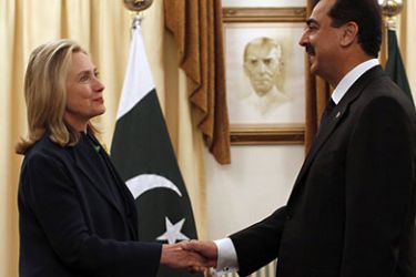 U.S. Secretary of State Hillary Clinton (L) shakes hands with Pakistan Prime Minister Youssaf Gilani in Islamabad, on October 20, 2011. POOL AFP PHOTO / POOL / KEVIN LAMARQUE
