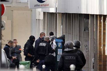 Des agents de la brigade de recherche et d'intervention (BRI) de la police judiciaire s'apprêtent à intervenir, le 17 octobre 2011 à Paris, dans une agence Pôle