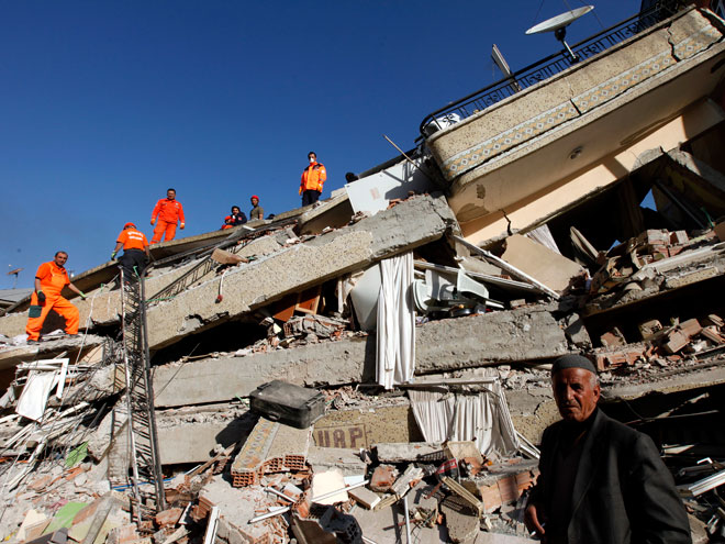 رجال انقاذ من على أسطح المبنى المنهار في فان التركية