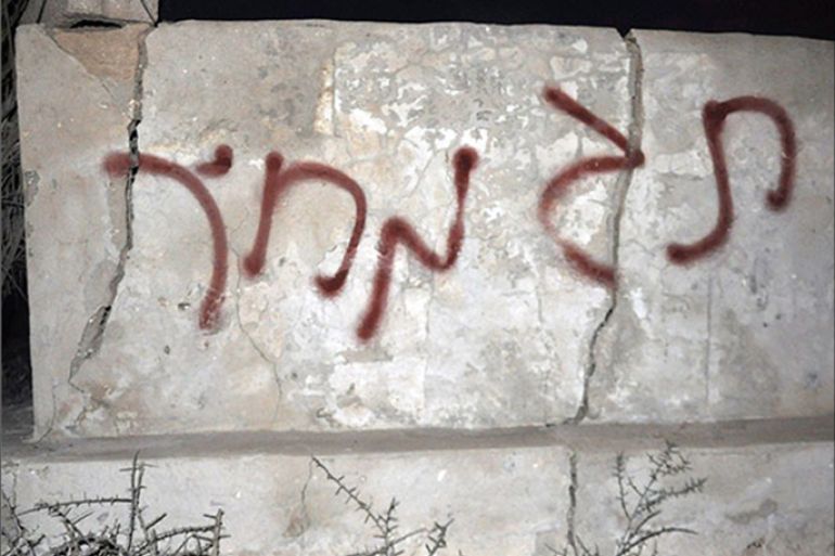 8 شعار "دفع الثمن" كتب على قبر تم تدنيسه وتكسيره