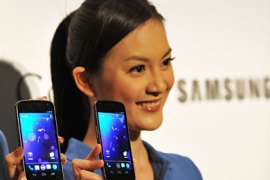 f_Models pose with the new Samsung Galaxy Nexus Android phone during its official launch in Hong Kong on October 19, 2011.
