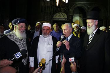 رئيس دولة إسرائيل وبعض الحاخامات في زيارة للمسجد في محالة لامتصاص الغضب
