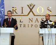 راسموسن (يسار) أعلن نهاية عمليات الناتو في ليبيا يوم الاثنين الماضي (الأوروبية)