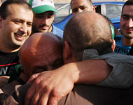 عشرات الأسرى المحررين أُبعدوا بينما لم يسلم أهلهم من المضايقات الإسرائيلية(الجزيرة نت)