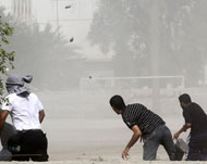 أحيانا تكون للاشتباكات بين الأمن البحريني والمحتجين أضرار على من يقتربون منها