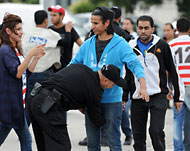 
إجراءات أمنية مشددة شهدتها ملاعب تونس اليوم (الفرنسية)إجراءات أمنية مشددة شهدتها ملاعب تونس اليوم (الفرنسية)