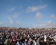المئات من الصوماليين احتشدوا في ميدان الرياضة بكيسمايو لأداء صلاة العيد (الجزيرة نت)