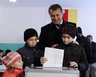 بيبلوف يدلى بصوته في الجولة الأولى من الانتخابات الرئاسية (رويترز)