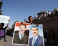 مؤيدون للرئيس صالح أمام مقر إقامة مبعوث الأمم المتحدة في صنعاء (الفرنسية)