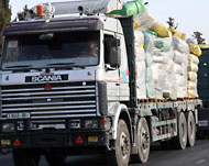 شاحنة محملة بالبضائع تخرج من معبر كرم أبو سالم المخصص لنقل البضائع (الجزيرة نت) 