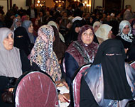 النساء شاركن في افتتاح جلسات مؤتمر الإخوان التاسع (الجزيرة نت)