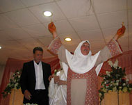 شقيقة نائل تقدم هدية والدتها المتوفاة لعروسه (الجزيرة) 