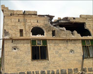 آثار القصف لمنطقة أرحب شمال صنعاء(الجزيرة)