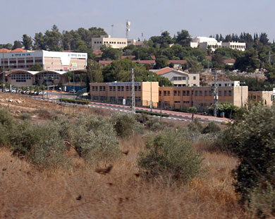 مصانع في مستوطنة إسرائيلية قرب مدينة قلقيلية شمال الضفة الغربية(الجزيرة نت)