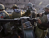 قوات أمنية باكستانية تجوب شوارع بيشاور بعد وقوع الغارة (رويترز) 