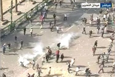 تجدد الإشتباكات وإطلاق الغاز المسيل للدموع في ميدان التحرير
