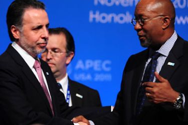 Honolulu, Hawaii, UNITED STATES : Mexico’s Trade Minister Bruno Ferrari (L) shakes hands with US Trade Representative Ron Kirk (R) after the closing ministerial meetings press conference at the Asia-Pacific Economic Cooperation (APEC) summit in Honolulu, Hawaii on November 11, 2011 after Kirk passed on his condolences over the death of Mexican Interior Secretary Francisco Blake Mora